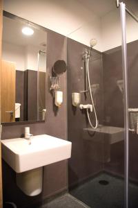 布拉索夫Hotel Lux Divina的一间带水槽和淋浴的浴室