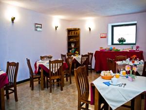 朗格勒朗格波萨达普拉亚旅舍的餐厅配有桌椅和红色桌布