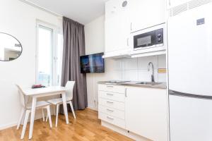 ApartDirect Älvsjö的厨房或小厨房