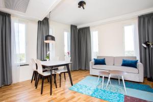 斯德哥尔摩ApartDirect Älvsjö的客厅配有桌椅和沙发