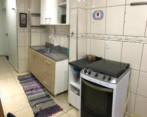 圣保罗Casa Anhembi/Center Norte的厨房配有炉灶和水槽