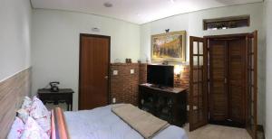 圣保罗Casa Anhembi/Center Norte的一间带床和电视的客厅