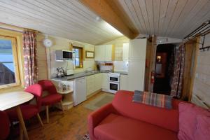 布雷肯Log Cabin的一间带红色沙发的客厅和一间厨房