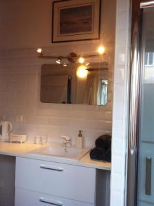 阿卡雄La Maison de Lilly的一间带水槽和镜子的浴室