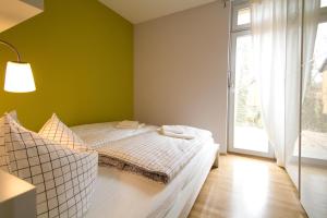 阿伦斯霍普Ferienwohnungen Auszeit und Freizeit的一间卧室设有一张床和一个大窗户
