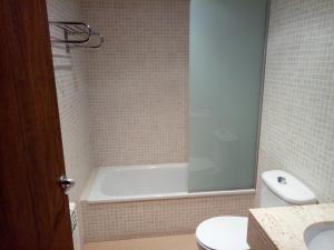 圣保Cal Cisteller的带浴缸、卫生间和盥洗盆的浴室