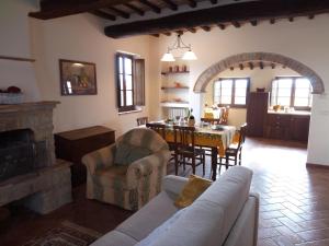 阿夏诺Borgo Beccanella的一间带桌子的客厅和一间餐厅