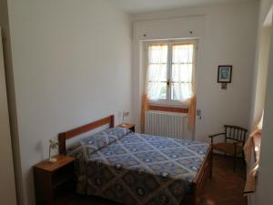 圣乔瓦尼·罗通多B&B Leggieri Villa Siria的一间卧室设有一张床和一个窗口