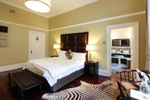 开普敦雅尔丹艾班精品酒店的一间卧室配有一张大床和斑马地毯。