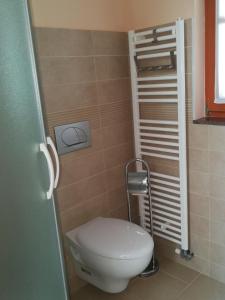 科巴里德Hiša Kranjc的一间小浴室,内设卫生间