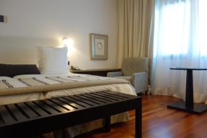 安特克拉安特奎拉旅馆的配有一张床和一把椅子的酒店客房