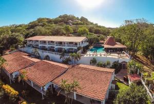塔马林多最佳西方塔玛琳威斯塔别墅酒店的享有带游泳池的房屋的空中景致