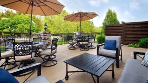Washington华盛顿贝斯特韦斯特优质酒店的一个带桌椅和遮阳伞的庭院