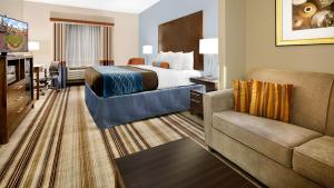 Washington华盛顿贝斯特韦斯特优质酒店的酒店客房,配有床和沙发