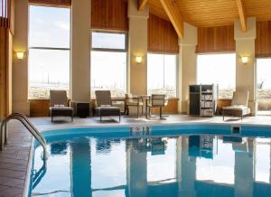 莫米贝斯特韦斯特托莱多南茂美酒店的酒店大堂的游泳池,配有桌椅