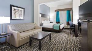 Waldo沃尔多贝斯特韦斯特套房酒店的酒店客房,配有床和沙发
