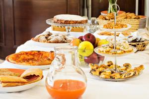 布塞托帕利佐洛Hotel Terra degli Elimi的一张桌子上面有很多不同类型的食物