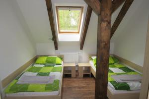 Olešnice纳波利宾馆的小型客房 - 带2张床和窗户