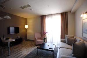 伊斯坦布尔希什利家庭酒店的客厅配有沙发和桌子