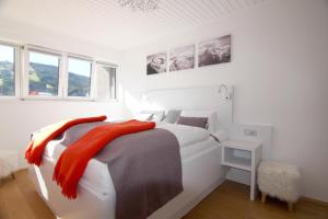 索内纳尔佩·纳斯费尔德Apartment Bergjuwel的白色卧室设有大床和窗户