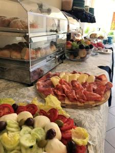 特罗佩阿Residenza Porta Romana的自助餐,展示了多种不同类型的食物