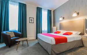 布雷斯地区布尔格贝斯特韦斯特法兰西酒店的配有一张床和一把椅子的酒店客房