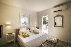 佩斯基耶拉德加达Riviera Carducci Rooms的一间卧室配有一张带镜子的床和窗户