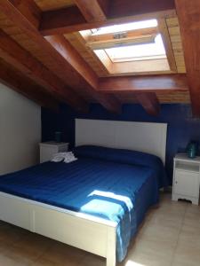 菲乌梅夫雷多迪西奇利亚Casa Jolie的一间卧室配有一张床和天窗