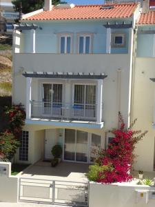 纳扎雷Casa Senhor dos Passos的带阳台和鲜花的白色房屋