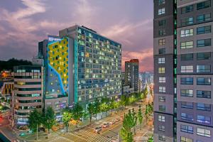 首尔新大田H大道酒店的一座有高楼和街道的城市