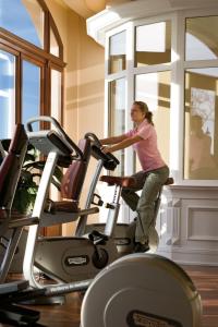 瓦尔内明德由高沙丘提王宫酒店的健身房里跑步机上的女人