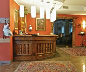 博尔米奥白塔克里门迪酒店的一间酒吧,房间拥有橙色的墙壁