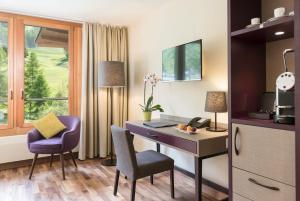 蓬特雷西纳阿勒格拉酒店 的客房配有书桌和紫色椅子