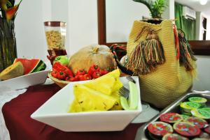 里奥阿查Hotel Majayura Sol的一张桌子,上面放着一盘食物和一碗水果
