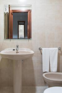 贝尼多姆Gemelos 2 - Beninter All Inclusive的一间带水槽、卫生间和镜子的浴室