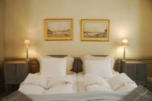 斯德哥尔摩斯汶韦塔帕里酒店的一张带白色床单和枕头的床