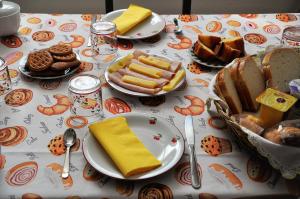 Felegara戴诺尼住宿加早餐旅馆的餐桌上放有食物和面包的盘子