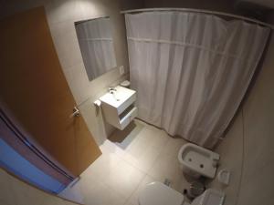 乔斯马拉尔Amatista的享有带水槽和卫生间的浴室的顶部景致。