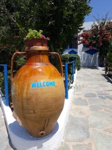 利普西岛Paradise Studios的一个大花瓶,上面写着欢迎词