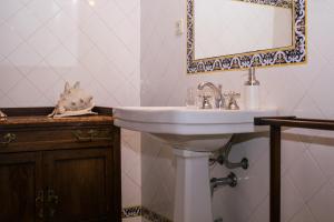 阿马兰特Casa de Pascoaes Historical House的浴室设有白色水槽和镜子
