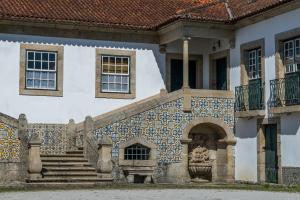 阿马兰特Casa de Pascoaes Historical House的前面有瓷砖楼梯的建筑