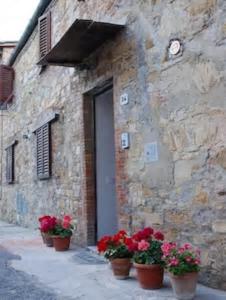 波吉奥的圣多纳托Casa Maria Teresa的门前有花盆的建筑