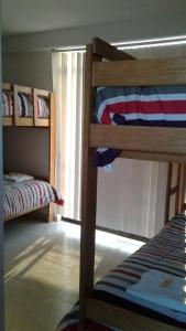 奇卡马港Chicama Surf Camp的一间卧室设有两张双层床和一扇窗户。
