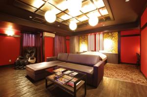 札幌思莒(:)普瑞:姆布卢情趣酒店（仅限成人）的客厅配有沙发和1张床