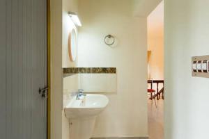 科钦Stay at DBRA 61 Don Bosco Cross Road Vaduthala Ernakulam的白色的浴室设有水槽和镜子