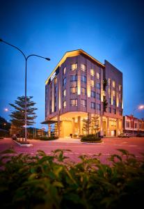 Kampong Baharu Jimah索拉精品商务酒店的停车场里灯火通明的大建筑
