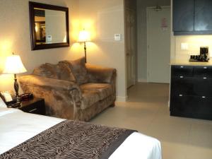 多伦多卡西诺山套房酒店的酒店客房设有一张沙发和一张床