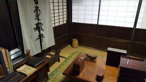 OkuwaMinshuku Suhara的一间客房内配有书桌和桌子的房间