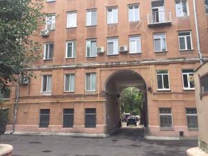 尼古拉耶夫Apartment Dekabrystiv的一座大型砖砌建筑,前面有拱门
