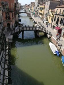 威尼斯科尔特罗利达纳旅馆的运河上的桥梁,水中有船